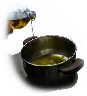 Versare olio di oliva