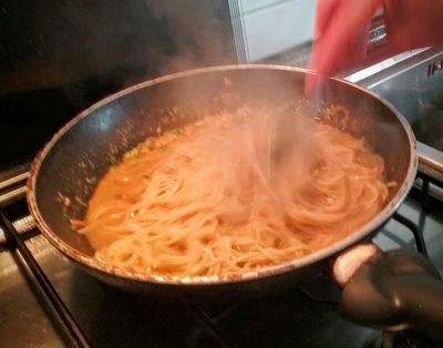 Aggiungere la pasta e mescolare