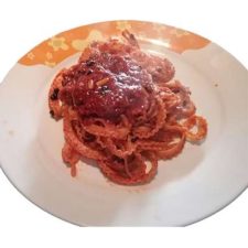 Versare la pasta nei piatti